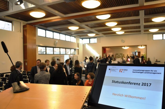 Innovationsgruppen für ein Nachhaltiges Landmanagement: Mehr als 150 Mitwirkende präsentieren erste Ergebnisse auf ihrer Statuskonferenz in Berlin. Innovationsgruppen für ein Nachhaltiges Landmanagement: Mehr als 150 Mitwirkende präsentieren erste Ergebnisse auf ihrer Statuskonferenz in Berlin.