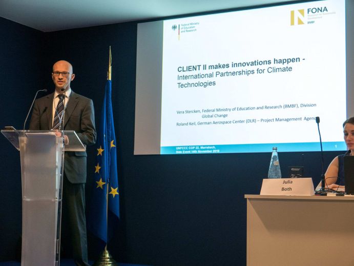 Roland Keil (DLR PT) gibt einen Ausblick auf die BMBF-Fördermaßnahme CLIENT II - Partnerschaften für nachhaltige Innovationen Auf der Weltklimakonferenz 2016 fanden in Marrakesch verschiedene Side-Events unter Beteiligung von BMBF-Fördermaßnahmen statt. Sie zeigten, wie Wissenschaft und Forschung dabei helfen, den im Übereinkommen von Paris von der Weltgemeinschaft vereinbarten Wandel zu gestalten.
Die 22. UN-Klimakonferenz fand vom 7. bis 18. November 2016 in Marrakesch in Marokko statt. Die Vertragsstaaten diskutieren die Ausgestaltung des Pariser Klimaabkommens, das am 4. November 2016 in Kraft getreten ist. Auf den jährlich stattfindenen Weltklimakonferenzen treffen sich Politiker, Wissenschaftler und weitere Akteure um die Folgen und Konzequenzen des Klimawandels auf der Erde zu diskutieren.