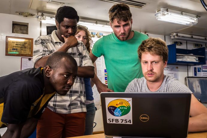 International scientists analyse the sampled data on board of research vessel METEOR.