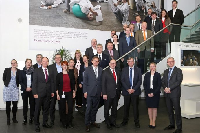 Das Rheticus-Projekt ist gestartet (1. Reihe v. rechts): Prof. Armin Schnettler (Siemens Corporate Technology), Dr. Kerstin Zimmermann (BMBF), Wilfried Kraus (BMBF), Dr. Ulrich Küsthardt (Evonik), Prof. Stefan Buchholz (Evonik Creavis). Die Projektleiter von Evonik, Dr. Thomas Haas (3. von links, 1. Reihe) und Dr. Günter Schmid (4. von oben auf der Treppe), erklärten, wie die Elektrolyse und Fermentation gemeinsam als Lösung zur CO2-Nutzung und Speicherung erneuerbare Energie dienen können. Das Rheticus-Projekt ist gestartet (1. Reihe v. rechts): Prof. Armin Schnettler (Siemens Corporate Technology), Dr. Kerstin Zimmermann (BMBF), Wilfried Kraus (BMBF), Dr. Ulrich Küsthardt (Evonik), Prof. Stefan Buchholz (Evonik Creavis). Die Projektleiter von Evonik, Dr. Thomas Haas (3. von links, 1. Reihe) und Dr. Günter Schmid (4. von oben auf der Treppe), erklärten, wie die Elektrolyse und Fermentation gemeinsam als Lösung zur CO2-Nutzung und Speicherung erneuerbare Energie dienen können.