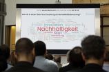 Schlagwortwolke im Rahmen der Agendakonferenz "Wege zur Mobilitätswende" am 22. und 23. Juni 2017 in Berlin Mobilität und urbaner Verkehr befinden sich derzeit in einem dynamischen Wandel. In den Städten entstehen zum einen vielfältige neue Mobilitätsdienstleistungen und Verkehrsangebote, zum anderen verändern sich Mobilitätsmuster und Rahmenbedingungen der Mobilität. Dieser Wandel der Mobilitätswelt erfordert eine verstärkte Einbindung der Forschung, um diesen Wandel mit zu gestalten. Das Bundesministerium für Bildung und Forschung (BMBF) führt daher im Jahr 2017 einen Agendaprozess „Nachhaltige urbane Mobilität" durch. Dieser erfolgt unter Mitwirkung des Bundesministeriums für Verkehr und digitale Infrastruktur (BMVI).
Im Rahmen dieses Prozesses diskutierten 300 Expertinnen und Experten aus Wissenschaft, Wirtschaft, Politik und Zivilgesellschaft auf der "Agendakonferenz: Wege zur Mobilitätswende" über Forschungs- und Umsetzungsbedarfe für eine nachhaltige Entwicklung von Mobilität in Städten.