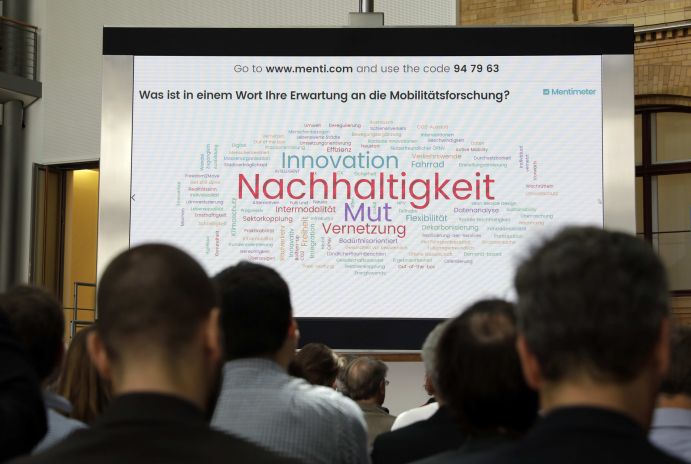Schlagwortwolke im Rahmen der Agendakonferenz "Wege zur Mobilitätswende" am 22. und 23. Juni 2017 in Berlin Mobilität und urbaner Verkehr befinden sich derzeit in einem dynamischen Wandel. In den Städten entstehen zum einen vielfältige neue Mobilitätsdienstleistungen und Verkehrsangebote, zum anderen verändern sich Mobilitätsmuster und Rahmenbedingungen der Mobilität. Dieser Wandel der Mobilitätswelt erfordert eine verstärkte Einbindung der Forschung, um diesen Wandel mit zu gestalten. Das Bundesministerium für Bildung und Forschung (BMBF) führt daher im Jahr 2017 einen Agendaprozess „Nachhaltige urbane Mobilität" durch. Dieser erfolgt unter Mitwirkung des Bundesministeriums für Verkehr und digitale Infrastruktur (BMVI).
Im Rahmen dieses Prozesses diskutierten 300 Expertinnen und Experten aus Wissenschaft, Wirtschaft, Politik und Zivilgesellschaft auf der "Agendakonferenz: Wege zur Mobilitätswende" über Forschungs- und Umsetzungsbedarfe für eine nachhaltige Entwicklung von Mobilität in Städten.
