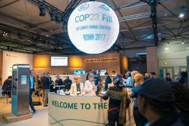 Besucher der Klimakonferenz beim Deutschen Pavillon (Hartmut Schug / VDI Technologiezentrum GmbH)