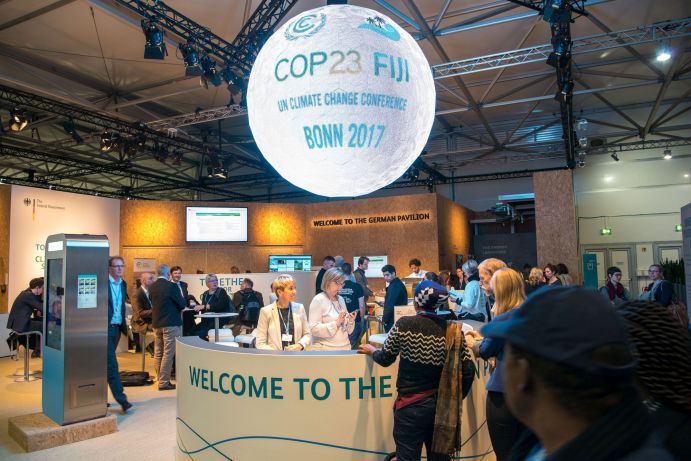 Das Deutsche Pavillon bei der Weltklimakonferenz 2017 (COP23) in Bonn Besucher der Klimakonferenz beim Deutschen Pavillon (Hartmut Schug / VDI Technologiezentrum GmbH)
