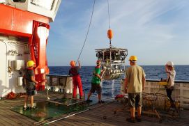 ROV HYBIS kehrt während der Expedition SO241 im Sommer 2015 mit Proben aus der Tiefe auf das Forschungsschiff SONNE zurück.