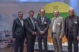 Karl Eugen Huthmacher, Abteilungsleiter im BMBF, gibt mit den Koordinatoren von Carbon2Chem den Startschuss: Markus Oles (thyssenkrupp), Görge Deerberg (Fraunhofer UMSICHT), Karl Eugen Huthmacher, Reinhold Achatz (thyssenkrupp) und Robert Schlögl (MPI-CEC) (v.l.n.r.).
Abgase von Hochöfen in Vorprodukte für Kraftstoffe, Kunststoffe oder Dünger umzuwandeln, das ist das Ziel des Forschungsprojekts „Carbon2Chem“. 20 Millionen Tonnen des jährlichen deutschen CO2-Ausstoßes der Stahlbranche sollen künftig wirtschaftlich nutzbar gemacht werden. Dies entspricht 10 Prozent der jährlichen CO2-Emissionen der deutschen Industrieprozesse und des verarbeitenden Gewerbes.In sieben Teilprojekten schlagen die Partner aus Wissenschaft und Industrie mit „Carbon2Chem“ eine Brücke von der Grundlagenforschung in den Markt. Das Bundesministerium für Bildung und Forschung fördert das Projekt über die nächsten vier Jahre mit mehr als 60 Millionen Euro.