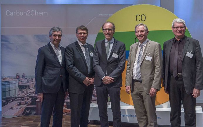 Karl Eugen Huthmacher, Abteilungsleiter im BMBF, gibt mit den Koordinatoren von Carbon2Chem den Startschuss: Markus Oles (thyssenkrupp), Görge Deerberg (Fraunhofer UMSICHT), Karl Eugen Huthmacher, Reinhold Achatz (thyssenkrupp) und Robert Schlögl (MPI-CEC) (v.l.n.r.).
Abgase von Hochöfen in Vorprodukte für Kraftstoffe, Kunststoffe oder Dünger umzuwandeln, das ist das Ziel des Forschungsprojekts „Carbon2Chem“. 20 Millionen Tonnen des jährlichen deutschen CO2-Ausstoßes der Stahlbranche sollen künftig wirtschaftlich nutzbar gemacht werden. Dies entspricht 10 Prozent der jährlichen CO2-Emissionen der deutschen Industrieprozesse und des verarbeitenden Gewerbes.In sieben Teilprojekten schlagen die Partner aus Wissenschaft und Industrie mit „Carbon2Chem“ eine Brücke von der Grundlagenforschung in den Markt. Das Bundesministerium für Bildung und Forschung fördert das Projekt über die nächsten vier Jahre mit mehr als 60 Millionen Euro.