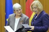 Bundesforschungsministerin Johanna Wanka verleiht das Bundesverdienstkreuz an Heidemarie Kassens. (9.12.2016)
Im Rahmen der deutsch-russischen Kooperation in der Meeres- und Polarforschung fördert das Bundesministerium für Bildung und Forschung Forschungsprojekte, die sich mit den Auswirkungen des Klimawandels in der Arktis befassen. Dr. Heidemarie Kassens forscht seit vielen Jahren in der Arktis und wurde für Ihre herausragende wissenschaftliche Arbeit mit dem Bundesverdienstkreuz geehrt. Hamburg /St. Petersburg 2017