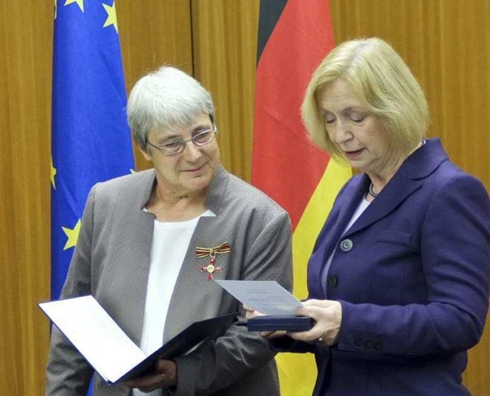 Verleihung Bundesverdienstkreuz Bundesforschungsministerin Johanna Wanka verleiht das Bundesverdienstkreuz an Heidemarie Kassens. (9.12.2016)
Im Rahmen der deutsch-russischen Kooperation in der Meeres- und Polarforschung fördert das Bundesministerium für Bildung und Forschung Forschungsprojekte, die sich mit den Auswirkungen des Klimawandels in der Arktis befassen. Dr. Heidemarie Kassens forscht seit vielen Jahren in der Arktis und wurde für Ihre herausragende wissenschaftliche Arbeit mit dem Bundesverdienstkreuz geehrt. Hamburg /St. Petersburg 2017