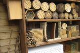 Wildbienenhotels - Tipps zum Selberbauen: abwechslungsreicher Hotelkomplex Bildbeschreibung: Hier mal ein Stein, dort ein Stück Stamm oder Totholz – mit den Jahren lässt sich ein abwechslungsreicher Hotelkomplex errichten. Im Rahmen des vom Bundesministerium für Bildung und Forschung geförderten "Wissenschaftsjahrs 2012 – Zukunftsprojekt Erde" fand des Wildbienenprojekt "Erst bauen, dann schauen" statt. Von Mai bis Ende August konnten Fotos von selbstgebauten Nistplätzen für Wildbienen für den Wettbewerb zum originellste Wildbienenhotel eingesendet werden. FONA war inhaltlicher Kooperationspartner des Wissenschaftsjahrs 2012.