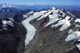 Gletscher machen die Folgen des Klimawandels auch heute bereits deutlich sichtbar, wie dieses Beispiel zeigt: Im Bild eine Aufnahme des Hintereisferners und der Wei&szlig;kugel in Tirol.