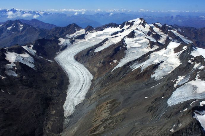 Glaciers make the consequences of climate change already clearly visible today, as this example shows: Our photo is of the Hintereisferner glacier on Weißkugel Mountain in Tyrol. Glaciers make the consequences of climate change already clearly visible today, as this example shows: Our photo is of the Hintereisferner glacier on Weißkugel Mountain in Tyrol.
