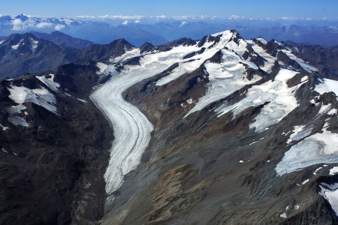 Glaciers make the consequences of climate change already clearly visible today, as this example shows: Our photo is of the Hintereisferner glacier on Wei&szlig;kugel Mountain in Tyrol.