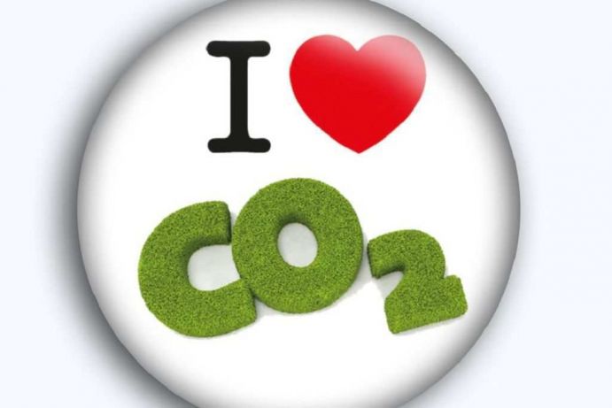 I love CO2 CO2 ist uns meist nur bekannt als das Gas, das maßgeblich für den Treibhauseffekt verantwortlich ist. Andererseits ist CO2 aber sogar nützlich und überlebenswichtig: Pflanzen und Algen benötigen CO2 zur Photosynthese. Auch wir benutzen CO2 täglich: Wir stellen damit Düngemittel oder Medikamente her oder setzen es ein, um Lebensmittel länger haltbar zu machen. Doch kann CO2 auch Erdöl ersetzen?