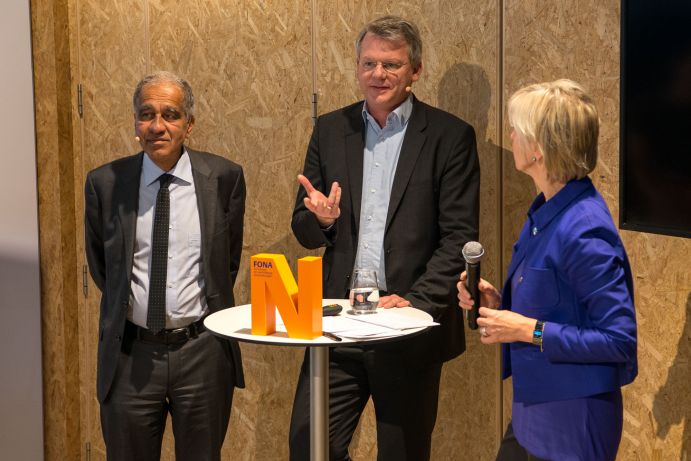 Prof. Mojib Latif (GEOMAR) und Dr. Elmar Kriegler (PIK) im Gespräch mit der Moderatorin Conny Czymoch bei der German Science Hour zu „Climate of the past - climate of the future" auf dem Deutschen Pavillon (COP 23, Bonn)