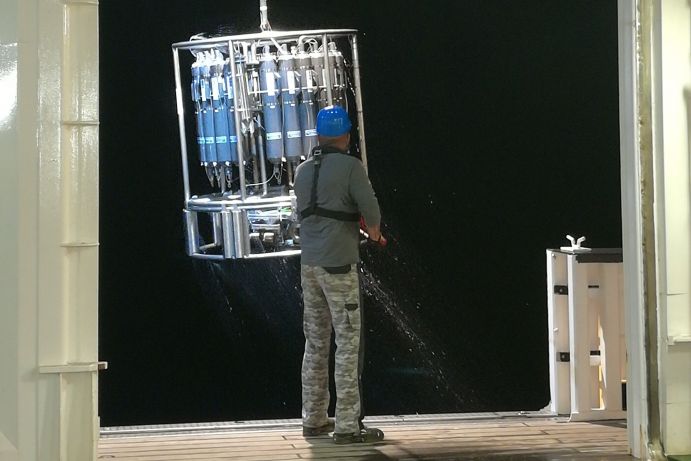 Nach fünf Stunden Einsatz in der Tiefsee kommt die CTD wieder zurück an Bord und bringt die Wasserproben sowie die Fotos der Partikel aus der Wassersäule mit.