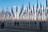 Flaggen der UNFCCC-Mitgliedsstaaten Auf der Weltklimakonferenz 2016 fanden in Marrakesch verschiedene Side-Events unter Beteiligung von BMBF-Fördermaßnahmen statt. Sie zeigten, wie Wissenschaft und Forschung dabei helfen, den im Übereinkommen von Paris von der Weltgemeinschaft vereinbarten Wandel zu gestalten.
Die 22. UN-Klimakonferenz fand vom 7. bis 18. November 2016 in Marrakesch in Marokko statt. Die Vertragsstaaten diskutieren die Ausgestaltung des Pariser Klimaabkommens, das am 4. November 2016 in Kraft getreten ist. Auf den jährlich stattfindenen Weltklimakonferenzen treffen sich Politiker, Wissenschaftler und weitere Akteure um die Folgen und Konzequenzen des Klimawandels auf der Erde zu diskutieren.