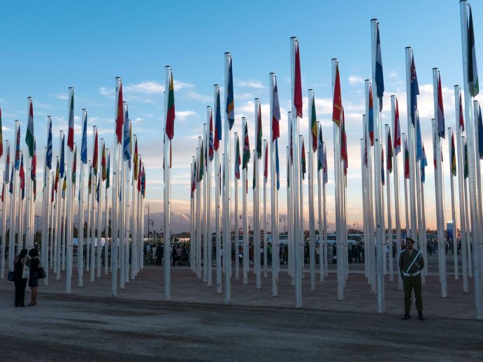 Flaggen der UNFCCC-Mitgliedsstaaten Auf der Weltklimakonferenz 2016 fanden in Marrakesch verschiedene Side-Events unter Beteiligung von BMBF-Fördermaßnahmen statt. Sie zeigten, wie Wissenschaft und Forschung dabei helfen, den im Übereinkommen von Paris von der Weltgemeinschaft vereinbarten Wandel zu gestalten.
Die 22. UN-Klimakonferenz fand vom 7. bis 18. November 2016 in Marrakesch in Marokko statt. Die Vertragsstaaten diskutieren die Ausgestaltung des Pariser Klimaabkommens, das am 4. November 2016 in Kraft getreten ist. Auf den jährlich stattfindenen Weltklimakonferenzen treffen sich Politiker, Wissenschaftler und weitere Akteure um die Folgen und Konzequenzen des Klimawandels auf der Erde zu diskutieren.