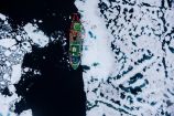 Luftbild von der Polarstern während einer Eisstation mit Arbeiten auf der Eisscholle Am 6. Juni 2014 ist das Forschungsschiff Polarstern mit 52 wissenschaftlichen Expeditionsteilnehmerinnen und –teilnehmern von Institutionen aus fünf Ländern sowie 43 Crewmitgliedern Richtung Arktis starten. Ziel ist die Framstraße im Seegebiet zwischen Grönland und Spitzbergen.
Die Polarstern ist eines der leistungsfähigsten Polarforschungsschiffe der Welt. Eigens für die Arbeiten in den Polarmeeren konzipiert, hat sie seit 1982 bereits über 50 Expeditionen in Arktis und Antarktis abgeschlossen. Bis zu 53 Wissenschaftler arbeiten an Bord gemeinsam mit maximal 44 Crewmitgliedern zusammen. Sie erforschen die Arktis von der Atmosphäre über das Eis durch die Wassersäule bis zum Grund der Tiefsee in mehreren Kilometern Meerestiefe.Die Polarstern ist im Besitz der Bundesrepublik Deutschland, vertreten durch das Bundesministerium für Bildung und Forschung, wird betrieben vom Alfred-Wegener-Institut, dem Helmholtz-Zentrum für Polar- und Meeresforschung und von der Reederei Laeisz bereedert.
