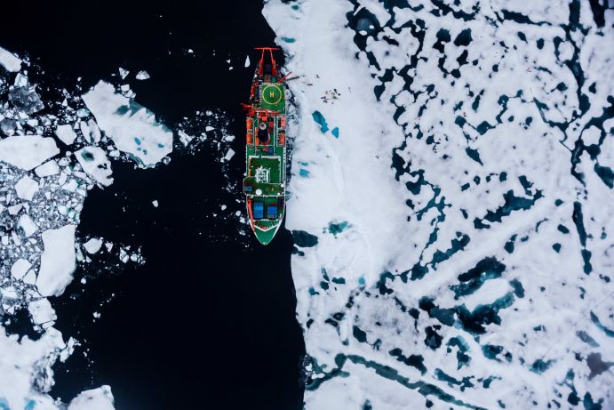 Luftbild von der Polarstern während einer Eisstation mit Arbeiten auf der Eisscholle Am 6. Juni 2014 ist das Forschungsschiff Polarstern mit 52 wissenschaftlichen Expeditionsteilnehmerinnen und –teilnehmern von Institutionen aus fünf Ländern sowie 43 Crewmitgliedern Richtung Arktis starten. Ziel ist die Framstraße im Seegebiet zwischen Grönland und Spitzbergen.
Die Polarstern ist eines der leistungsfähigsten Polarforschungsschiffe der Welt. Eigens für die Arbeiten in den Polarmeeren konzipiert, hat sie seit 1982 bereits über 50 Expeditionen in Arktis und Antarktis abgeschlossen. Bis zu 53 Wissenschaftler arbeiten an Bord gemeinsam mit maximal 44 Crewmitgliedern zusammen. Sie erforschen die Arktis von der Atmosphäre über das Eis durch die Wassersäule bis zum Grund der Tiefsee in mehreren Kilometern Meerestiefe.Die Polarstern ist im Besitz der Bundesrepublik Deutschland, vertreten durch das Bundesministerium für Bildung und Forschung, wird betrieben vom Alfred-Wegener-Institut, dem Helmholtz-Zentrum für Polar- und Meeresforschung und von der Reederei Laeisz bereedert.
