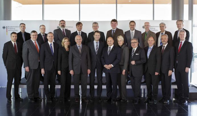 Gruppenfoto Gründung Nationale Plattform Zukunftsstadt Foto: Unter Federführung des Bundesministeriums für Bildung und Forschung (BMBF) und des Bundesministeriums für Verkehr, Bau und Stadtentwicklung (BMVBS) wurde am 05. März 2013 in Berlin der Startschuss für die Nationale Plattform Zukunftsstadt der Bundesregierung gesetzt. Staatssekretär Georg Schütte und BMVBS-Staatssekretär Rainer Bomba trafen sich mit rund 30 Repräsentanten aus Wissenschaft, Kommunen und Wirtschaft. Ziel der Initiative ist es, in den kommenden zwei Jahren Konzepte zu entwickeln, wie Städte möglichst CO2-neutral, energieeffizient und klimaangepasst weiter entwickelt werden können. Die Plattform steht unter dem Dach der Hightech-Strategie der Bundesregierung und dem dort entwickelten Zukunftsprojekt der CO2-neutralen Stadt/Morgenstadt. Die Nationale Plattform Zukunftsstadt will eine übergreifende strategische Forschungsagenda entwickeln. Laufende Programme sollen besser aufeinander abgestimmt und Forschungsprojekte auf verschiedenen Ebenen miteinander vernetzt werden. Dabei sollen auch neue Forschungsfelder erschlossen werden. Zentrale Themen sind die Energie- und Ressourceneffizienz, die Klimaanpassung, und die Governance unserer Städte. Weiterhin Informationen finden Sie hier.