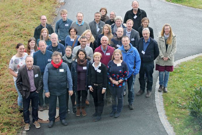 Projektauftakt in Bayreuth: Vertreter des Forschungsverbunds PLAWES vor dem Gebäude Polymer Nanostructures auf dem Campus der Universität. Projektauftakt in Bayreuth: Vertreter des Forschungsverbunds PLAWES vor dem Gebäude Polymer Nanostructures auf dem Campus der Universität.
