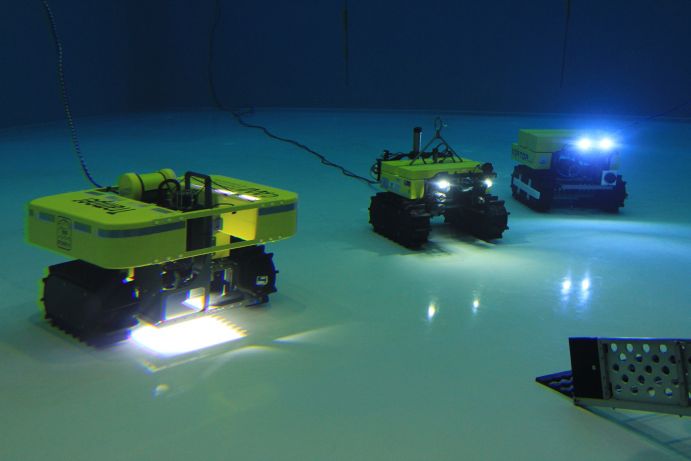 Projekt ROBEX, Helmholtz-Allianz. Mitglieder der Helmholtz-Allianz ROBEX testen das Unterwasserfahrzeug AWI-Tramper im Becken des DFKI Bremen. In ROBEX arbeiten Tiefsee- und Weltraumforscher zusammen, um Technologien weiterzuentwickeln. So wollen Wissenschaftler des Alfred-Wegener-Instituts zukünftig die Tiefsee in der Framstraße zwischen Spitzbergen und Grönland mit autonomen Unterwasserfahrzeugen wie dem Tramper erforschen.