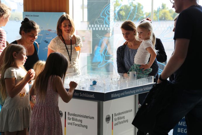 Besucherinnen und Besucher beim Tag der offenen Tür im Bundesministerium für Bildung und Forschung 2017. Besucherinnen und Besucher beim Tag der offenen Tür im Bundesministerium für Bildung und Forschung 2017.