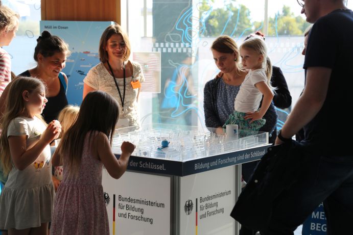 Besucherinnen und Besucher beim Tag der offenen T&uuml;r im Bundesministerium f&uuml;r Bildung und Forschung 2017.