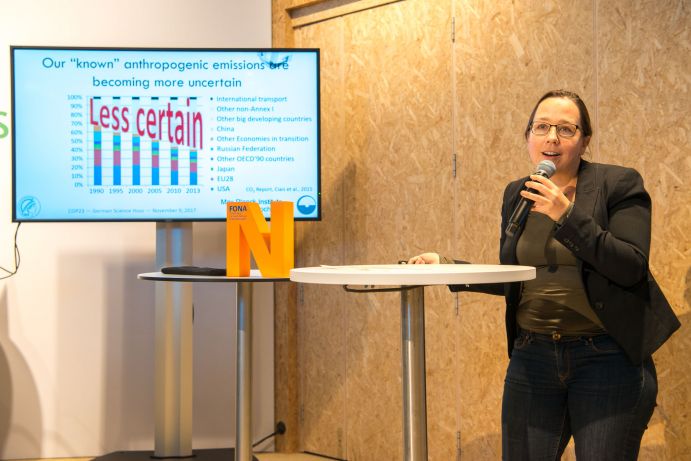 Julia Marshall (Max-Planck-Institut für Biogeochemie) bei der German Science Hour zum Thema „The fate of greenhouse gases: the knowns and unknowns" auf dem Deutschen Pavillon (COP 23, Bonn)