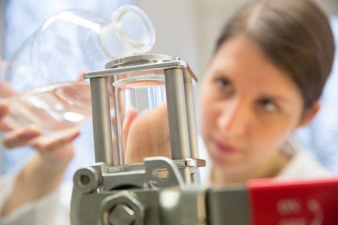 Filtern einer Meerwasserprobe, die auf Mikroplastikpartikel untersucht wird. Filtern einer Meerwasserprobe, die auf Mikroplastikpartikel untersucht wird.