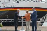 Taufe des Forschungsschiffs Sonne Nach einer Bauzeit von ca. 20 Monaten hat die Bundeskanzlerin Dr. Angela Merkel am 11. Juli 20014 die Taufe des neuen Forschungsschiffs SONNE vorgenommen. Mit einer klassischen Schiffstaufe wurde der Name des neuen Forschungsschiffs offiziell in Rostock vorgestellt und dem Schiff sowie allen Menschen an Bord die besten Wünsche für die Zukunft übermittelt. Etwa 300 Gäste aus Politik und Wissenschaft nahmen an der Taufe teil.Das Forschungsschiff SONNE wird von praktisch allen marinen Forschungsdisziplinen als Forschungsplattform genutzt und dabei überwiegend im Pazifik eingesetzt. Das BMBF chartert das Forschungsschiff SONNE für 250 Tage pro Jahr bei der RF Forschungsschifffahrt GmbH, dem Eigner des Schiffs. Schiffszeiten und die entsprechende Projektförderung werden im Rahmen von Ausschreibungen im SONNE-Rundbrief vergeben, der zweimal jährlich erscheint.Voraussetzung für die Erforschung der Meere sind moderne Forschungsschiffe mit entsprechender wissenschaftlicher Ausrüstung. Daher beteiligt sich das Bundesministerium für Bildung und Forschung (BMBF) an den Kosten für den Bau und Betrieb von Forschungsschiffen und chartert sie.