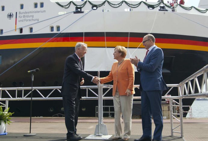 Taufe des Forschungsschiffs Sonne Nach einer Bauzeit von ca. 20 Monaten hat die Bundeskanzlerin Dr. Angela Merkel am 11. Juli 20014 die Taufe des neuen Forschungsschiffs SONNE vorgenommen. Mit einer klassischen Schiffstaufe wurde der Name des neuen Forschungsschiffs offiziell in Rostock vorgestellt und dem Schiff sowie allen Menschen an Bord die besten Wünsche für die Zukunft übermittelt. Etwa 300 Gäste aus Politik und Wissenschaft nahmen an der Taufe teil.Das Forschungsschiff SONNE wird von praktisch allen marinen Forschungsdisziplinen als Forschungsplattform genutzt und dabei überwiegend im Pazifik eingesetzt. Das BMBF chartert das Forschungsschiff SONNE für 250 Tage pro Jahr bei der RF Forschungsschifffahrt GmbH, dem Eigner des Schiffs. Schiffszeiten und die entsprechende Projektförderung werden im Rahmen von Ausschreibungen im SONNE-Rundbrief vergeben, der zweimal jährlich erscheint.Voraussetzung für die Erforschung der Meere sind moderne Forschungsschiffe mit entsprechender wissenschaftlicher Ausrüstung. Daher beteiligt sich das Bundesministerium für Bildung und Forschung (BMBF) an den Kosten für den Bau und Betrieb von Forschungsschiffen und chartert sie.