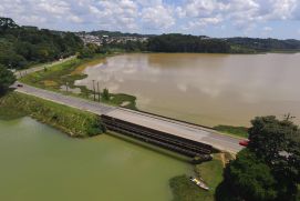 Für die Vorhersage der Wasserqualität in Stauseen entwickelt das Forschungsprojekt MuDaK-WRM neue Methoden, etwa für den Passauna Stausee, der nach Starkregen.