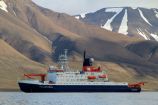 Das deutsche Polarforschungsschiff Polarstern vor der Küste Spitzbergens Am 6. Juni 2014 ist das Forschungsschiff Polarstern mit 52 wissenschaftlichen Expeditionsteilnehmerinnen und –teilnehmern von Institutionen aus fünf Ländern sowie 43 Crewmitgliedern Richtung Arktis starten. Ziel ist die Framstraße im Seegebiet zwischen Grönland und Spitzbergen.
Die Polarstern ist eines der leistungsfähigsten Polarforschungsschiffe der Welt. Eigens für die Arbeiten in den Polarmeeren konzipiert, hat sie seit 1982 bereits über 50 Expeditionen in Arktis und Antarktis abgeschlossen. Bis zu 53 Wissenschaftler arbeiten an Bord gemeinsam mit maximal 44 Crewmitgliedern zusammen. Sie erforschen die Arktis von der Atmosphäre über das Eis durch die Wassersäule bis zum Grund der Tiefsee in mehreren Kilometern Meerestiefe.Die Polarstern ist im Besitz der Bundesrepublik Deutschland, vertreten durch das Bundesministerium für Bildung und Forschung, wird betrieben vom Alfred-Wegener-Institut, dem Helmholtz-Zentrum für Polar- und Meeresforschung und von der Reederei Laeisz bereedert.