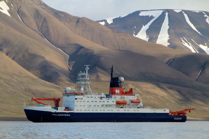 Das deutsche Polarforschungsschiff Polarstern vor der Küste Spitzbergens Am 6. Juni 2014 ist das Forschungsschiff Polarstern mit 52 wissenschaftlichen Expeditionsteilnehmerinnen und –teilnehmern von Institutionen aus fünf Ländern sowie 43 Crewmitgliedern Richtung Arktis starten. Ziel ist die Framstraße im Seegebiet zwischen Grönland und Spitzbergen.
Die Polarstern ist eines der leistungsfähigsten Polarforschungsschiffe der Welt. Eigens für die Arbeiten in den Polarmeeren konzipiert, hat sie seit 1982 bereits über 50 Expeditionen in Arktis und Antarktis abgeschlossen. Bis zu 53 Wissenschaftler arbeiten an Bord gemeinsam mit maximal 44 Crewmitgliedern zusammen. Sie erforschen die Arktis von der Atmosphäre über das Eis durch die Wassersäule bis zum Grund der Tiefsee in mehreren Kilometern Meerestiefe.Die Polarstern ist im Besitz der Bundesrepublik Deutschland, vertreten durch das Bundesministerium für Bildung und Forschung, wird betrieben vom Alfred-Wegener-Institut, dem Helmholtz-Zentrum für Polar- und Meeresforschung und von der Reederei Laeisz bereedert.