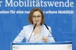 Dr. Sigrid Evelyn Nikutta (Berliner Verkehrsbetriebe) auf der Agendakonferenz "Wege zur Mobilitätswende" am 22. und 23. Juni 2017 in Berlin Mobilität und urbaner Verkehr befinden sich derzeit in einem dynamischen Wandel. In den Städten entstehen zum einen vielfältige neue Mobilitätsdienstleistungen und Verkehrsangebote, zum anderen verändern sich Mobilitätsmuster und Rahmenbedingungen der Mobilität. Dieser Wandel der Mobilitätswelt erfordert eine verstärkte Einbindung der Forschung, um diesen Wandel mit zu gestalten. Das Bundesministerium für Bildung und Forschung (BMBF) führt daher im Jahr 2017 einen Agendaprozess „Nachhaltige urbane Mobilität" durch. Dieser erfolgt unter Mitwirkung des Bundesministeriums für Verkehr und digitale Infrastruktur (BMVI).
Im Rahmen dieses Prozesses diskutierten 300 Expertinnen und Experten aus Wissenschaft, Wirtschaft, Politik und Zivilgesellschaft auf der "Agendakonferenz: Wege zur Mobilitätswende" über Forschungs- und Umsetzungsbedarfe für eine nachhaltige Entwicklung von Mobilität in Städten.