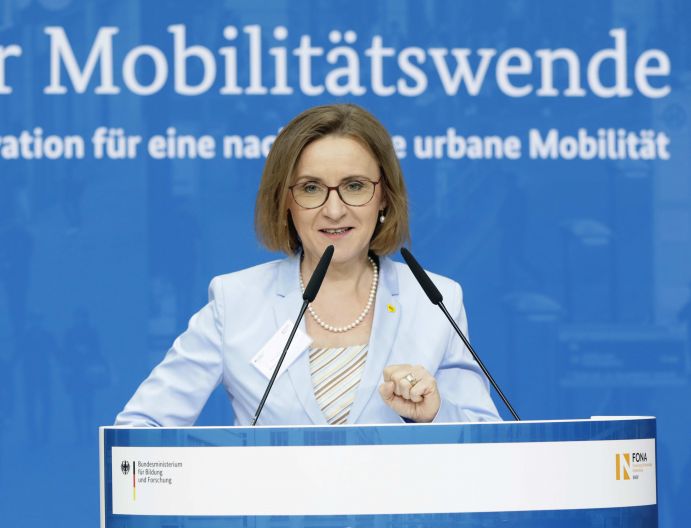 Dr. Sigrid Evelyn Nikutta (Berliner Verkehrsbetriebe) auf der Agendakonferenz "Wege zur Mobilitätswende" am 22. und 23. Juni 2017 in Berlin Mobilität und urbaner Verkehr befinden sich derzeit in einem dynamischen Wandel. In den Städten entstehen zum einen vielfältige neue Mobilitätsdienstleistungen und Verkehrsangebote, zum anderen verändern sich Mobilitätsmuster und Rahmenbedingungen der Mobilität. Dieser Wandel der Mobilitätswelt erfordert eine verstärkte Einbindung der Forschung, um diesen Wandel mit zu gestalten. Das Bundesministerium für Bildung und Forschung (BMBF) führt daher im Jahr 2017 einen Agendaprozess „Nachhaltige urbane Mobilität" durch. Dieser erfolgt unter Mitwirkung des Bundesministeriums für Verkehr und digitale Infrastruktur (BMVI).
Im Rahmen dieses Prozesses diskutierten 300 Expertinnen und Experten aus Wissenschaft, Wirtschaft, Politik und Zivilgesellschaft auf der "Agendakonferenz: Wege zur Mobilitätswende" über Forschungs- und Umsetzungsbedarfe für eine nachhaltige Entwicklung von Mobilität in Städten.