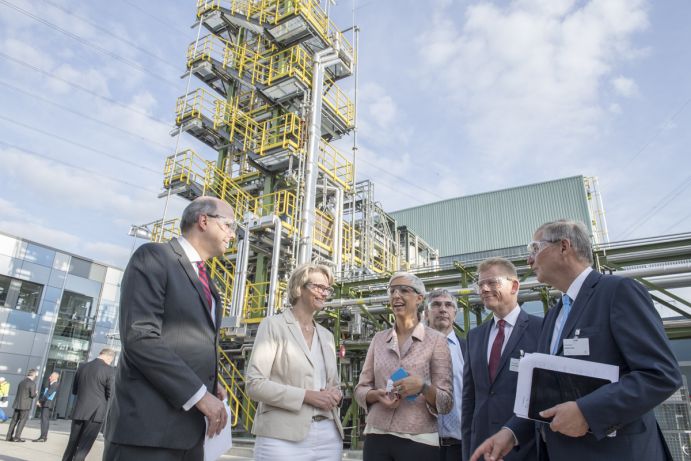 Wollen gemeinsam das Hüttengas nutzen: Dr. Donatus Kaufmann, Vorstand Recht &amp; Compliance der thyssenkrupp AG, Bundesministerin Anja Karliczek, Projektmanagerin Dr. Wiebke Lüke, Projektleiter Dr. Markus Oles, Vorstandsvorsitzender Guido Kerkhoff und Technikvorstand Dr. Reinhold Achatz (v.l.n.r).