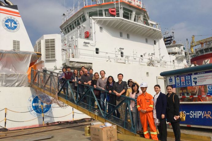 Deutsch-chinesisches Forschertreffen in Guangzhou auf dem Forschungsschiff HAIYANG 10: Joanna Waniek (3. v. l.) ist die deutsche Koordinatorin der Forschung zum Fingerabdruck von Megacities im Meer. Deutsch-chinesisches Forschertreffen in Guangzhou auf dem Forschungsschiff HAIYANG 10: Joanna Waniek (3. v. l.) ist die deutsche Koordinatorin der Forschung zum Fingerabdruck von Megacities im Meer.