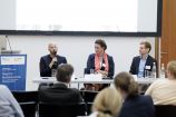 Session IV: Industrie 4.0 meets Mobilität 4.0 - Wie 3D-Druck die Mobilität revolutioniert auf der Agendakonferenz "Wege zur Mobilitätswende" am 23. Juni 2017 in Berlin Mobilität und urbaner Verkehr befinden sich derzeit in einem dynamischen Wandel. In den Städten entstehen zum einen vielfältige neue Mobilitätsdienstleistungen und Verkehrsangebote, zum anderen verändern sich Mobilitätsmuster und Rahmenbedingungen der Mobilität. Dieser Wandel der Mobilitätswelt erfordert eine verstärkte Einbindung der Forschung, um diesen Wandel mit zu gestalten. Das Bundesministerium für Bildung und Forschung (BMBF) führt daher im Jahr 2017 einen Agendaprozess „Nachhaltige urbane Mobilität" durch. Dieser erfolgt unter Mitwirkung des Bundesministeriums für Verkehr und digitale Infrastruktur (BMVI).
Im Rahmen dieses Prozesses diskutierten 300 Expertinnen und Experten aus Wissenschaft, Wirtschaft, Politik und Zivilgesellschaft auf der "Agendakonferenz: Wege zur Mobilitätswende" über Forschungs- und Umsetzungsbedarfe für eine nachhaltige Entwicklung von Mobilität in Städten.