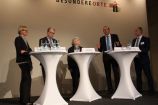 Podiumsdiskussion der forschungsfördernden Bundesministerien (v. l. n. r.): Ingrid Hanhoff (BMUB), Volker Niendieker (BMEL), Moderatorin Dagmar Dehmer (Tagesspiegel), Christoph Rövekamp (BMBF), Alexander Folz (BMWi) Wie lässt sich die Energiewende am besten verbinden mit einer Verkehrswende und einer Wärmewende? Das Thema der Sektorenkopplung stand ganz oben auf der Tagesordnung der Jahrestagung des ForschungsVerbunds Erneuerbare Energien (FVEE) am 2. und 3. November 2016 im Berliner Umweltforum. Der FVEE ist eine bundesweite Kooperation von Forschungsinstituten, die Technologien für erneuerbare Energien, Energieeffizienz, Energiespeicherung und das optimierte technische und sozio-ökonomische Zusammenwirken aller Systemkomponenten erforschen und entwickeln. Von vier Gründungsinstituten ist der FVEE inzwischen auf zwölf Mitgliedsinstitute angewachsen. Mit insgesamt etwa 2800 Mitarbeitenden repräsentiert er den größten Teil der Forschungskapazität für erneuerbare Energien in Deutschland.Gefördert wird der Verband von vier Ministerien, dem Bundesministerium für Bildung und Forschung (BMBF), dem Bundesministerium für Wirtschaft und Energie (BMWi), dem Bundesministerium für Umwelt, Naturschutz, Bau und Reaktorsicherheit (BMUB) und dem Bundesministerium für Ernährung und Landwirtschaft (BMEL).