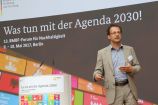 Dr. Levent Piker von der Coastal Research & Management GbR (CRM) und Oceanbasis GmbH „Nahrung aus dem Meer", „Entwicklungsziele der Vereinten Nationen", „Hunger beenden"– unter diesen Schlagworten diskutierten rund 60 Experten im Rahmen des 13. BMBF-Forums für Nachhaltigkeit am 10. Mai 2017 die Zukunft unserer Ozeane. Zur Erreichung des UN-Nachhaltigkeitsziels „Leben unter Wasser" hat der Projektträger Jülich diesen Workshop als einen der vier Experten-Workshops im Auftrag des Bundesministeriums für Bildung und Forschung( BMBF) organisiert und moderiert. Der Fokus lag dabei auf dem Zustand unserer Meere und aktuellen Meeresforschungsprojekten.