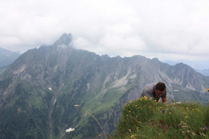 Das Bild zeigt wie&nbsp;Dr. Ralf Hand vom Botanischen Garten Berlin alpine Pflanzen&nbsp;sammelt um diese zu einem späteren Zeitpunkt an Hand ihres DNA-Barcodes zu katalogisieren. Alle Tier- und Pflanzenarten in Deutschland in einer Datenbank zu erfassen ist das ambitionierte Ziel des Projektes „German Barcode of Life“ (GBOL). Das GBOL-Projekt soll eine automatisioerte Identifizierung von Fauna und Flora ermöglichen, indem DNA-Sequenzen mit einer frei zugänglichen, zentralen Datenbank abgeglichen werden. Dies könne beispielsweise dazu dienen, schädliche Pilze in der Forstwirtschaft frühzeitig und schnell zu bestimmen. Seit 2011 arbeitet ein Verbund von zwölf Institutionen mit Hilfe von sogenannten Bürgerwissenschaftlern zusammen.
Weitere Informationen zu GBOL finden Sie in der Ausgabe von Perspektive Erde "Artenvielfalt: Das große Sterben?", die Sie hier herunterladen können: www.fona.de/biodiversitaet.
Aufnahme: Bayern, Allgäu, Oberstdorf, 2014