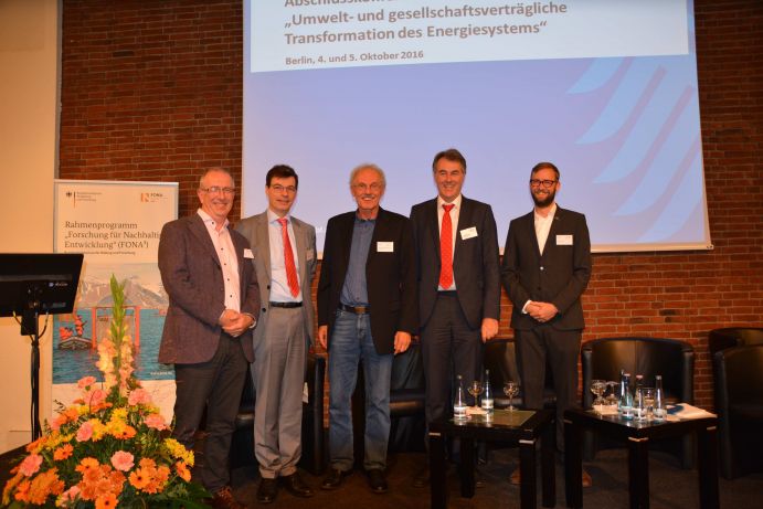 Podiumsdiskussion zu den Forschungsergebnissen (v.l.n.r.) mit dem Moderator Dr. Christoph Ewen, team ewen sowie den Gästen Michael Wübbels, Verband Kommunaler Unternehmen (VKU), Prof. Dr. Rainer Grießhammer, Öko-Institut e.V., Dr. Thomas Engelke, Verbraucherzentrale Bundesverband (vzbv) und Sebastian Scholz, Naturschutzbund Deutschland (NABU)