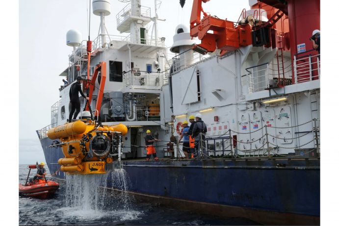 JAGO wird wird nach einem Tauchgang vor der Kanaren-Insel El Hierro zur&uuml;ck an Bord des Forschungsschiffs POSEIDON gebracht.