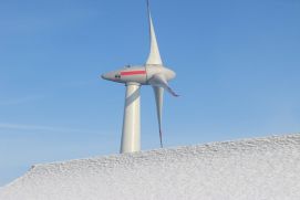 Eine neue Polymerhaut kann Windräder und Flugzeuge eisfrei halten. Bei Eis und Schnell kann der&nbsp;Betrieb ohne Störungen weitergehen.