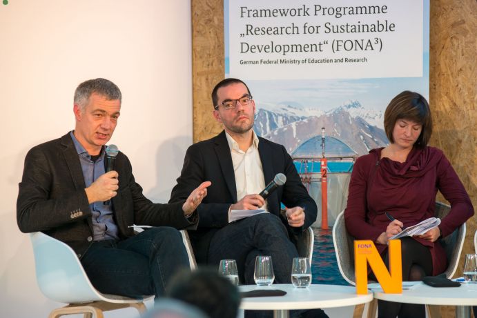 Andreas Oschlies (GEOMAR), Oliver Geden (Stiftung Wissenschaft und Politik, SWP) und Lili Fuhr (Heinrich Böll Stiftung), German Science Hour „Failing the carbon budget", Deutscher Pavillon, COP 23, Bonn