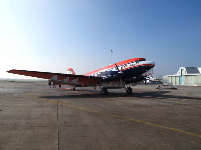 Das Polarflugzeug Polar 6 ist am Flughafen Bremen eingetroffen.