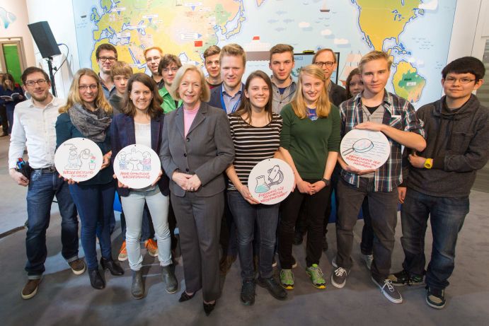 Wie wird Wasser sauber? Bundesbildungsministerin Wanka startet Aktion für Schulklassen auf Messe "Wasser Berlin Int." Wie wird Wasser sauber? Bundesbildungsministerin Wanka startet Aktion für Schulklassen auf Messe "Wasser Berlin Int."